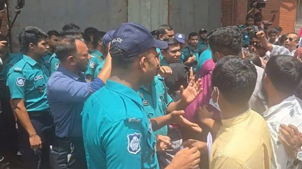 সচিবালয়ের সামনে জুলাই শহীদ পরিবার ও আহতদের বিক্ষোভ: আইন উপদেষ্টার পদত্যাগ দাবি