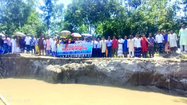 নাগেশ্বরীর চরে ভয়াবহ ভাঙন: স্থায়ী বাঁধ নির্মাণের দাবিতে মানববন্ধন