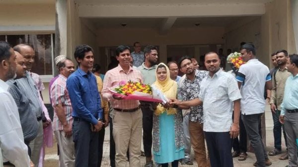 চকরিয়া নির্বাহী অফিসার কে ফুলেল শুভেচ্ছা জানালেন ডিজিটাল সেন্টার উদ্যোক্তা ফোরাম