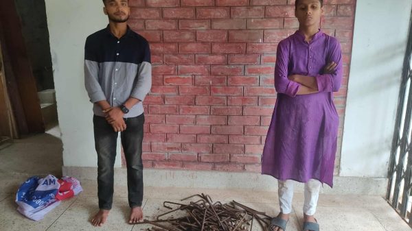 পবিপ্রবিতে নির্মাণাধীন হল থেকে রড চুরি, আটক ২