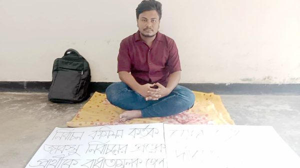 জাকসুতে বাধ্যতামূলক ডোপ টেস্টের দাবিতে ভিপি প্রার্থীর অনশন