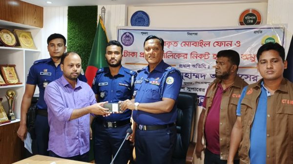 পিরোজপুরে হারানো ২০টি মোবাইল ও হ্যাক হওয়া ৫টি ফেসবুক অ্যাকাউন্ট উদ্ধার