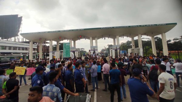 দুমকির, লেবুখালি টোল প্লাজায় পটুয়াখালী ভার্সিটির, শিক্ষার্থীদের এগ্রি ব্লকেড