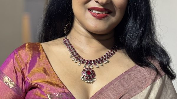 আগামী ২৯ আগস্ট ওপার বাংলার প্রেক্ষাগৃহে আসছে অনিলাভ চ্যাটার্জির নতুন ছবি ‘বেলা’। ছবির প্রধান চরিত্রে আছেন নন্দিত অভিনেত্রী ঋতুপর্ণা সেনগুপ্ত। বেলা দে নামের এক সংগ্রামী নারীকে নিয়েই সিনেমার গল্পপট; আর সেই চরিত্রেই দেখা যাবে ঋতুপর্ণাকে। নায়িকা জানালেন, সেই বেলার জীবনের সঙ্গে মিলে গেছে তার নিজেরও জীবন।