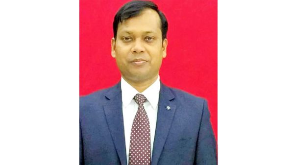 পাথরকাণ্ডে সিলেটের ডিসি বদলি, দায়িত্ব নিলেন আলোচিত ম্যাজিস্ট্রেট সারওয়ার আলম সিলেটের বহুল আলোচিত সাদা পাথর লুট কাণ্ডের পরিপ্রেক্ষিতে সিলেটের জেলা প্রশাসক (ডিসি) শের মো: মাহবুব মুরাদকে বদলি করে তার স্থলাভিষিক্ত হিসেবে দায়িত্ব পেয়েছেন র‌্যাবের আলোচিত ম্যাজিস্ট্রেট মো: সারওয়ার আলম। জনপ্রশাসন মন্ত্রণালয়ের মাঠ প্রশাসন-২ শাখা সোমবার (১৮ আগস্ট) এই সংক্রান্ত প্রজ্ঞাপন জারি করেছে। প্রজ্ঞাপনে বলা হয়েছে, বিসিএস (প্রশাসন) ক্যাডারের কর্মকর্তাদের মধ্যে মো: সারওয়ার আলমকে সিলেট জেলা প্রশাসক ও জেলা ম্যাজিস্ট্রেট পদে বদলি ও পদায়ন করা হলো। এই আদেশ জনস্বার্থে জারি করা হয়েছে এবং তা অবিলম্বে কার্যকর হবে। আলোচিত ম্যাজিস্ট্রেট সারওয়ার আলমের পেশাগত জীবন মো: সারওয়ার আলম গত বছর ১৩ আগস্ট উপ-সচিব পদে পদোন্নতি লাভ করেন। পদোন্নতির পর থেকে তিনি প্রবাসী কল্যাণ ও বৈদেশিক কর্মসংস্থান মন্ত্রণালয়ে উপ-সচিব হিসেবে দায়িত্ব পালন করেন। তার কাজের মধ্যে উল্লেখযোগ্য দিক হলো ম্যাজিস্ট্রেট হিসেবে নানা বিতর্কিত মামলায় তার কার্যক্রম, যার জন্য তিনি বিভিন্ন সময় আলোচনায় আসেন। সিলেটের ডিসি বদলির পেছনের কারণ বর্তমান ডিসি মোহাম্মদ শের মাহবুব মুরাদকে বদলির পেছনে মূলত সিলেটের পর্যটন এলাকা ও নদী থেকে অবৈধ সাদা পাথর ও বালু উত্তোলন নিয়ন্ত্রণে ব্যর্থতার অভিযোগ রয়েছে। বিশেষ করে সিলেটের ভোলাগঞ্জ, জাফলং ও লোভাছড়া এলাকায় পাথর লুটের ঘটনা দীর্ঘদিন ধরে আলোচনার কেন্দ্রবিন্দুতে রয়েছে। প্রশাসনিক তৎপরতা না থাকায় এবং অবৈধ কার্যক্রম বন্ধ করতে ব্যর্থ হওয়ায় স্থানীয় জনগণ ও বিভিন্ন মহল থেকে সমালোচনা হয়। গত এক সপ্তাহ ধরে এই বিষয়টি ব্যাপকভাবে সমালোচিত হওয়ায় সরকার অবশেষে ডিসি মাহবুব মুরাদকে সরিয়ে নতুন জেলা প্রশাসক নিয়োগ দেয়। নতুন ডিসি হিসেবে দায়িত্ব পেয়ে সারওয়ার আলমকে সিলেটের এই সংকটময় পরিস্থিতি নিয়ন্ত্রণে তৎপর হওয়ার দায়িত্ব দেওয়া হয়েছে। সিলেটের পাথর লুটের সংকট ও প্রশাসনিক অস্বচ্ছতা সিলেটের সাদা পাথর লুট কাণ্ড দেশজুড়ে আলোচিত বিষয়। এই প্রাকৃতিক সম্পদ লুটের ঘটনা স্থানীয় প্রশাসনের দৃষ্টিগোচর হয়ে ওঠে এবং আইন-শৃঙ্খলা রক্ষাকারী বাহিনী ও সরকারি কর্মকর্তাদের ভূমিকা নিয়ে প্রশ্ন ওঠে। বিভিন্ন সময়ে অভিযানের নামে কার্যক্রম হলেও দীর্ঘমেয়াদী সমাধান এখনো অর্জিত হয়নি। অবৈধ পাথর উত্তোলনের ফলে পরিবেশের ক্ষতি, নদীর ভাঙন, পর্যটন ক্ষেত্রে সংকটসহ স্থানীয় অর্থনীতির পতন ঘটে চলেছে। এমন সংকটময় সময়ে জেলা প্রশাসক হিসেবে মো: সারওয়ার আলমের দায়িত্ব গ্রহণের মাধ্যমে নতুন উদ্যোগ ও প্রশাসনিক পরিবর্তনের আশায় স্থানীয় জনমনে আশা জাগেছে। তার দক্ষতা, কঠোরতা ও দ্রুত সিদ্ধান্ত গ্রহণ ক্ষমতা এই সমস্যা মোকাবেলায় কতটা কার্যকর হবে তা সময়ের অপেক্ষা। ভবিষ্যতের দৃষ্টিভঙ্গি সিলেটের সাদা পাথর লুটের ঘটনায় প্রশাসনিক দায়িত্বশীলতার অভাব, রাজনৈতিক প্রভাব ও দুর্নীতি গভীর প্রভাব ফেলেছে। পাথর কাণ্ড শুধু একটি স্থানীয় সমস্যা নয়, এটি জাতীয় পর্যায়ের প্রশাসনিক ব্যর্থতার প্রতীক হিসেবেও দেখা হচ্ছে। এই সংকট থেকে উত্তরণের জন্য প্রয়োজন সুস্পষ্ট নীতি, কঠোর আইন প্রয়োগ, প্রযুক্তির ব্যবহার এবং সর্বোপরি প্রশাসনিক জবাবদিহিতা। নতুন জেলা প্রশাসক হিসেবে মো: সারওয়ার আলমের ওপর জনগণের প্রত্যাশা রয়েছে— তিনি সিলেটের সাদা পাথরের লুট বন্ধ করতে সক্ষম হবেন এবং পরিবেশ, পর্যটন ও স্থানীয় জনগণের স্বার্থ রক্ষায় কার্যকর পদক্ষেপ নেবেন। সরকার ও সংশ্লিষ্ট কর্তৃপক্ষের দৃষ্টি এখন মোড় নিয়েছে সিলেটের এই সংকট মোকাবেলায়। আগামী সময়েই স্পষ্ট হবে এই পরিবর্তন কতটুকু ফলপ্রসূ হয় এবং সিলেটের পরিবেশ ও অর্থনীতির পুনরুদ্ধারে কতটুকু অবদান রাখতে পারে নতুন জেলা প্রশাসক।