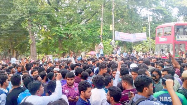 ডাকসু নির্বাচন, ষড়যন্ত্রে স্থগিতের প্রতিবাদে ঢাবিতে বিক্ষোভ
