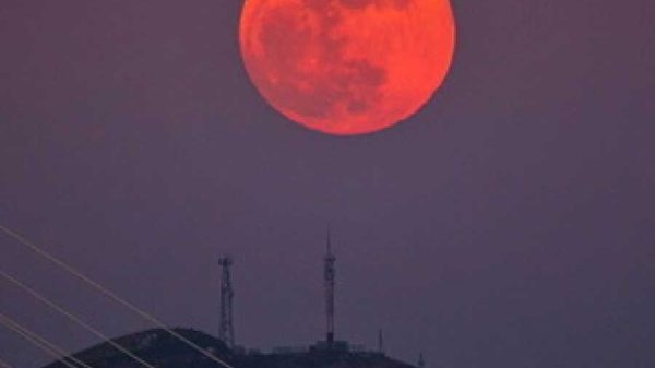 কিছুক্ষণ পরেই পূর্ণগ্রাস চন্দ্রগ্রহণ! কৌতূহল বা বিভ্রান্তি, সব কিছুরই উত্তর দিচ্ছে আনন্দবাজার ডট কম