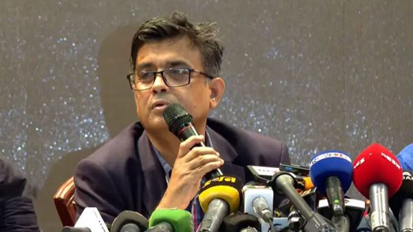 নির্বাচনকে কেন্দ্র করে নিরাপত্তা যেন বিঘ্নিত না হয় সে পদক্ষেপ নিতে বলা হয়েছে।’ এ সময় প্রেসসচিব ঢাকা বিশ্ববিদ্যালয় কেন্দ্রীয় ছাত্র সংসদ (ডাকসু) নির্বাচন নিয়েও কথা বলেন। শফিকুল আলম বলেন, ডাকসু নির্বাচন যেন শান্তিপূর্ণ ও উৎসবমুখর পরিবেশে হয় সে জন্য বিশ্ববিদ্যালয় প্রশাসনকে সর্বাত্মক সহযোগিতা দেওয়ার নির্দেশ দিয়েছেন প্রধান উপদেষ্টা।