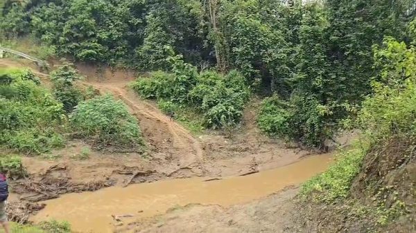 রাস্তায় ব্রিজ না থাকায় দুর্ভোগে কয়েক হাজার মানুষ