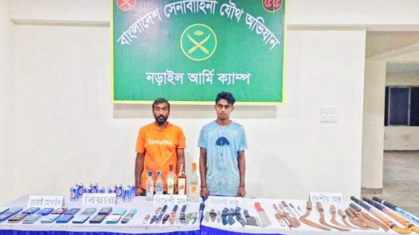 নড়াইলে সেনা অভিযানে অস্ত্র, মদ ও চোরাই মোবাইল জব্দ, আটক ২