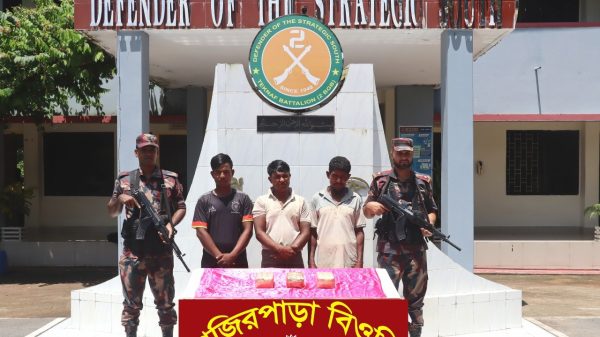 টেকনাফে ৩০ হাজার ইয়াবাসহ তিন পাচারকারী আটক