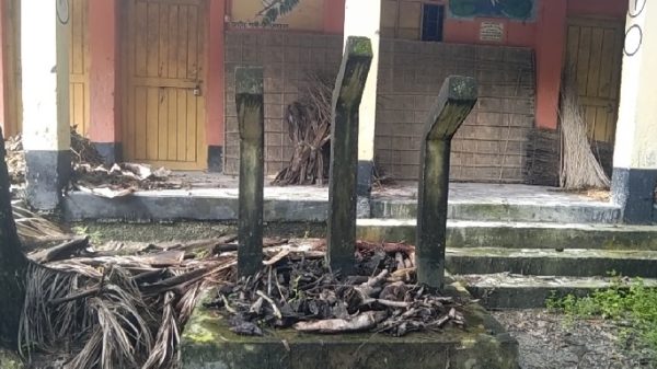 ডিমলায় প্রাথমিক বিদ্যালয়ে একই কক্ষে দুই শ্রেণির পাঠদান 