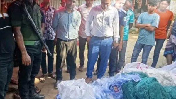 নওগাঁর আত্রাই বিপুল পরিমাণে নিষিদ্ধ কারেন্ট জাল ও রিং ঝাল জব্দ দুই জনার জরিপনা