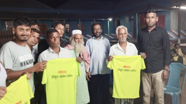 ধুবড়িয়ার পূজা মণ্ডপে ইউসুফ হোসেন লেনিনের ৩০০ টি-শার্ট উপহার