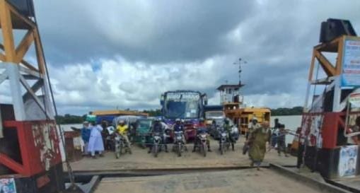 পটুয়াখালীর গরবদী -বগা ফেরিতে চলছে বকশিশ বাণিজ্য!দেখার কেউ নেই।