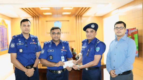 চকরিয়ায় ডাকাত দলের প্রধানকে আলামতসহ গ্রেফতার করায়ন আইজিপির নগদ পুরস্কার প্রদান