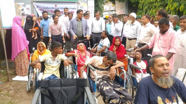 আত্রাইয়ে প্রতিবন্ধী ঝুঁকিতে থাকা ব্যক্তিদের মাঝে বিনামূল্যে সহায়ক উপকরণ বিতরণ