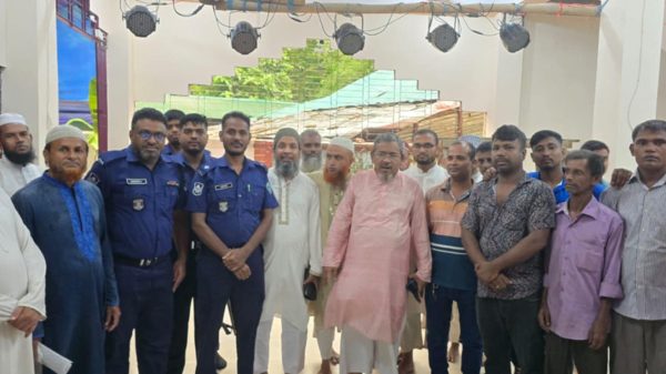 নাইক্ষ্যংছড়িতে বান্দরবান জেলা জামায়াতের আমিরের পূজা মন্ডপ পরিদর্শন