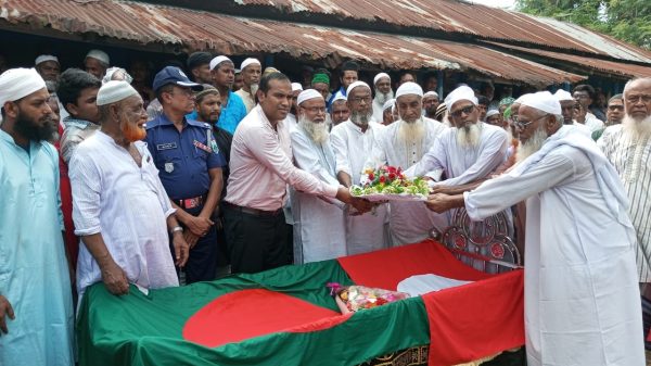 নওগাঁর আত্রাইয়ে বীর মুক্তিযোদ্ধা মফিজ উদ্দিন সরদারকে রাষ্ট্রীয় মর্যাদায় দাফন