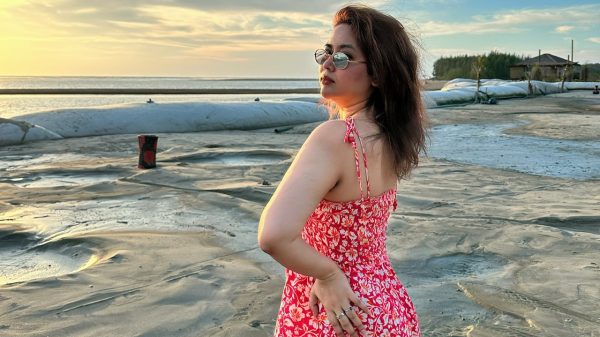 সাগর পাড়ে মোহনীয় লুকে ভাবনা