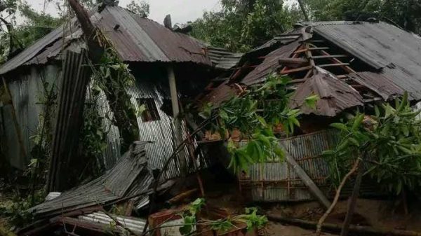 কিশোরগঞ্জে ঘূর্ণিঝড়ের তান্ডব , প্রায় পাঁচ শতাধিক ঘরবাড়ী ক্ষতিগ্রস্ত।